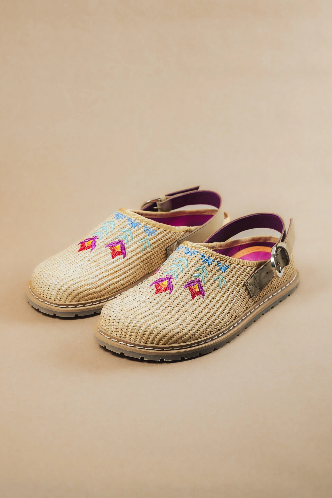 Босоногие сабо Sambas the bambas Bloom — бежевые с вышивкой — фото 1 из 10